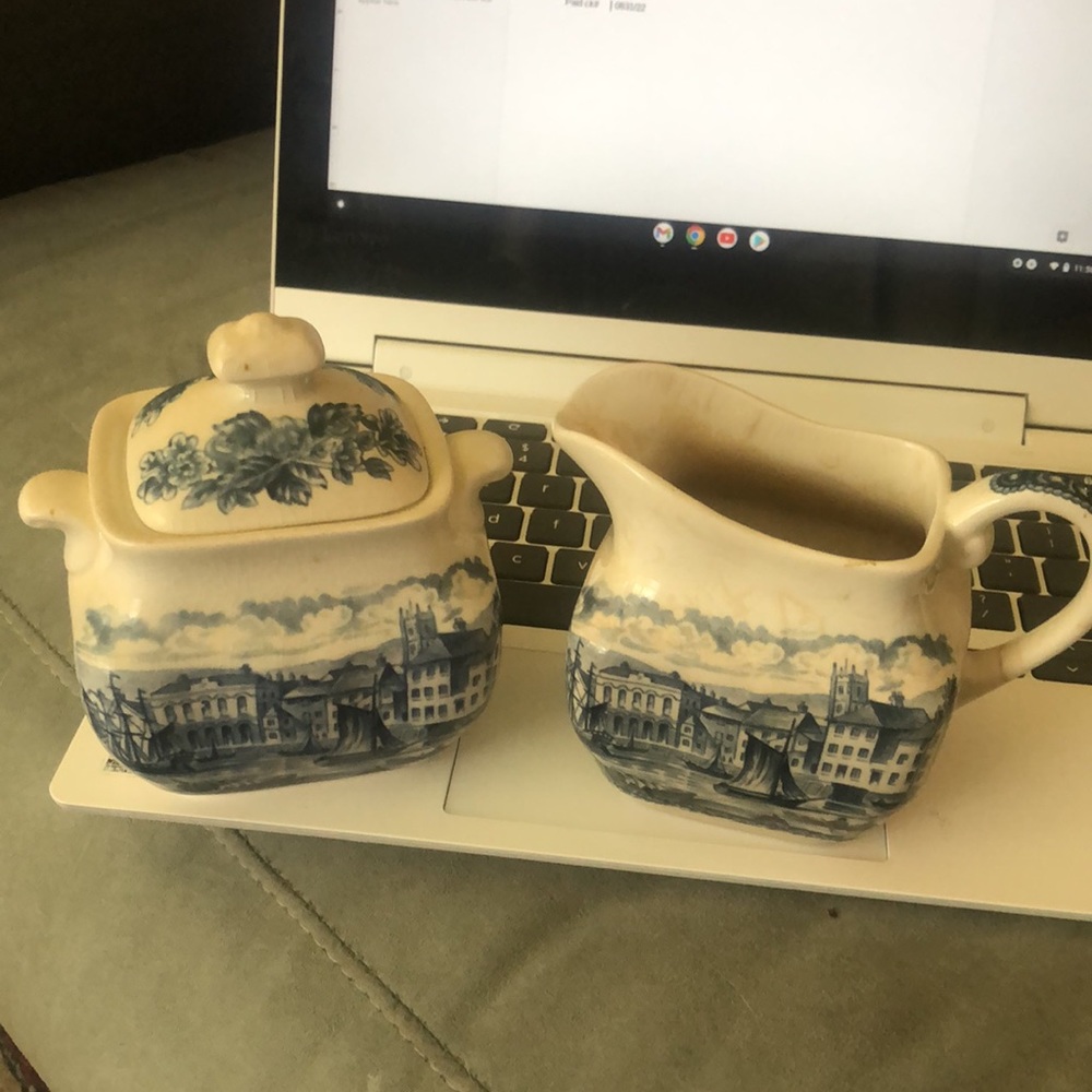 English Dessert set-12 cups, 9 saucers, 6 dessert plate, sugar/creamer - Picture 8 of 8